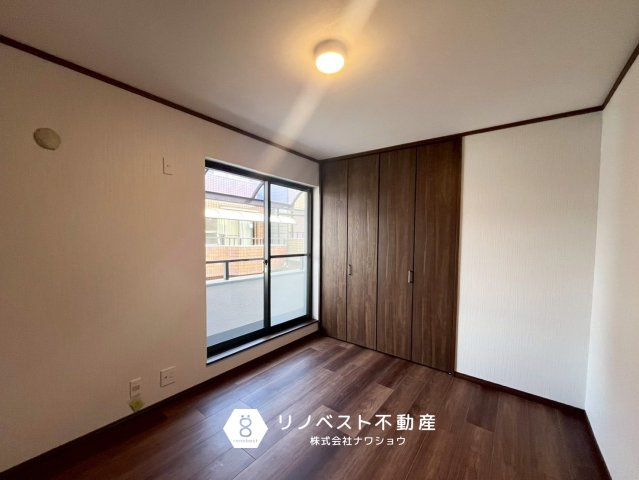 東大阪市森河内西2丁目の洋室|約6帖の洋室。
大容量のクローゼットとベランダに面しているのが魅力的♪