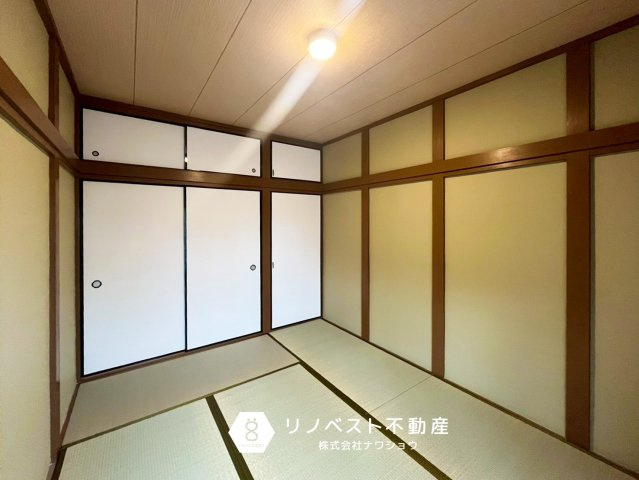 東成区大今里3丁目の和室|入口左奥の壁一面は押入れになっています。
季節物の布団や、コンパクトな家電であれば収納できそうですね◎