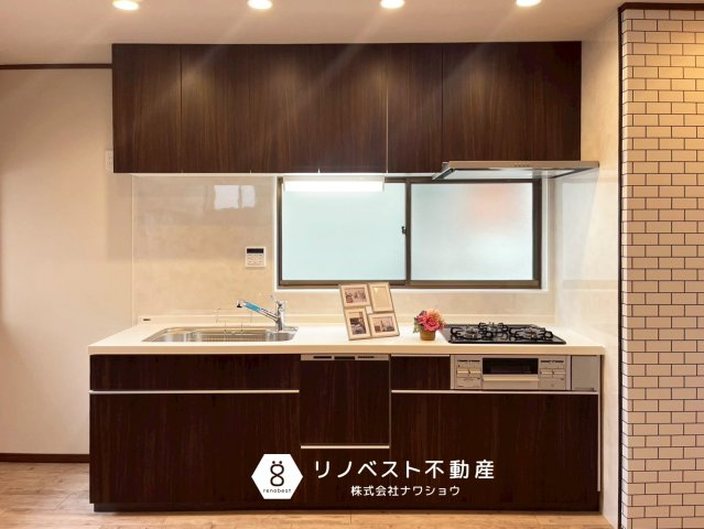 東成区大今里3丁目のキッチン|食洗機付きシステムキッチン◎
小窓付きなので、手元が明るく料理のしやすい環境です♪