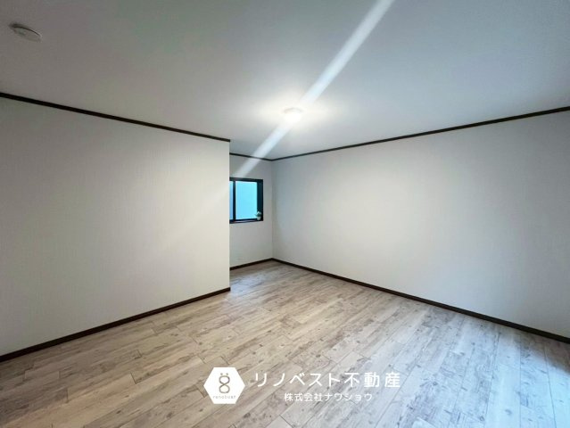 東成区大今里3丁目の洋室|奥の窓前のスペースは、ワークデスクを置いてもいいですね♪
広いので、自分好みのインテリアが置けちゃいますね！