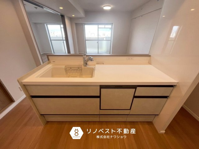 エルグリーンたつみのキッチン|リビングに面したシンク・作業スペース。
食洗機付きなので、家事の手間も省けます♪