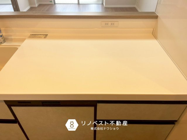 エルグリーンたつみのキッチン|コンセントが付いているので、炊飯器やミキサーなどを置いてもいいですね♪