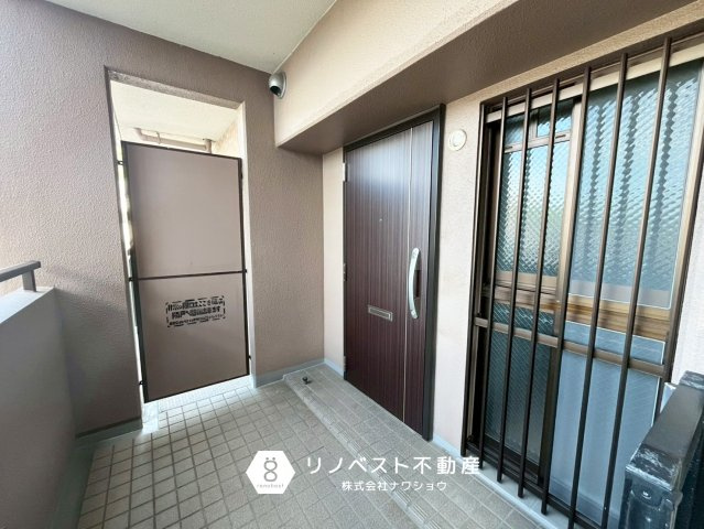 イトーピア枚岡公園の玄関|【リノベスト不動産】弊社は近鉄大阪線・奈良線『布施』駅から徒歩2分の場所にございます♪