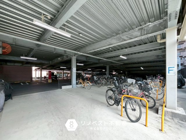 イトーピア枚岡公園の駐輪場|【リノベスト不動産】弊社は近鉄大阪線・奈良線『布施』駅から徒歩2分の場所にございます♪
