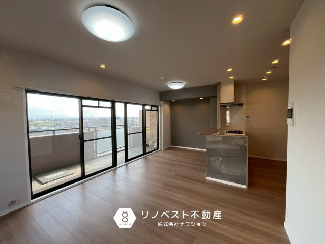 イトーピア枚岡公園の居間・リビング|南向きバルコニーに面しており、陽当たり良好◎
ダウンライトが落ち着きのある雰囲気を演出♪
