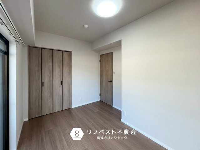 イトーピア枚岡公園の洋室|クローゼット完備。
シンプルな内装なので、どんなインテリアも馴染みそうですね◎
