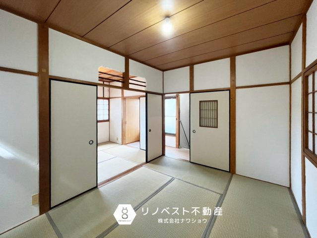 東大阪市大蓮東2丁目の和室|納戸付きの和室。
クロスが白で統一されており、モダンでおしゃれなデザイン♪