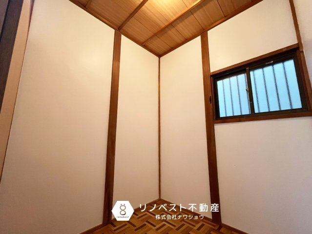東大阪市大蓮東2丁目の収納|布団や家電など大きな荷物も収納できる納戸♪
窓も付いており、湿気が溜まりにくいのも嬉しいポイント！