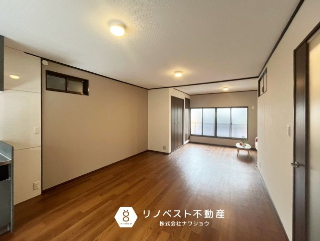 東大阪市衣摺4丁目の居間・リビング|奥行きがあるので、ダイニングキッチンとリビングスペースをしっかり使い分けできます◎