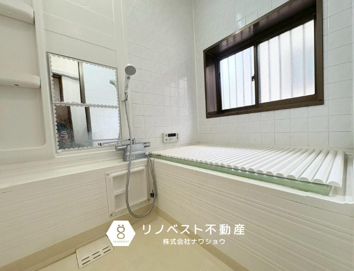 東大阪市永和1丁目の浴室|換気のできる小窓付き◎
カビ対策もバッチリ◎