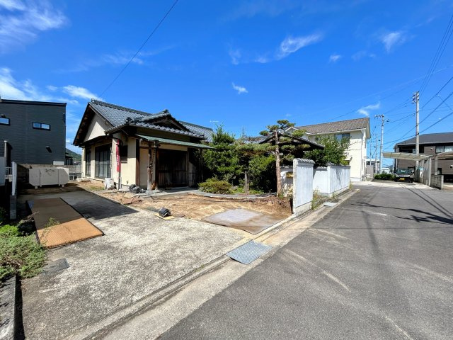 円座町　戸建の駐車場|リフォーム中です。駐車スペースを拡張しています。