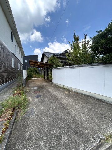 円座町　戸建の駐車場|リフォーム前の写真です。