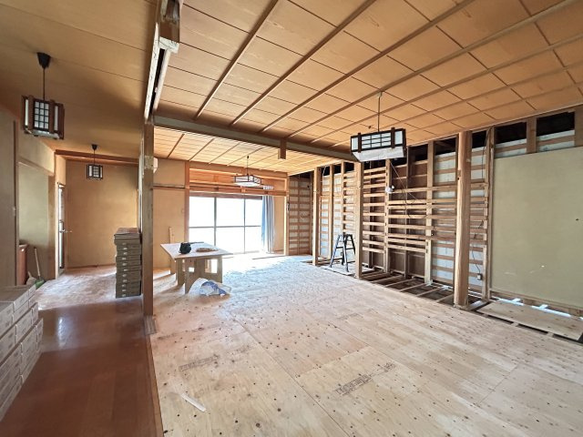 円座町　戸建の居間・リビング|リフォーム中です。