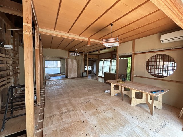 円座町　戸建の居間・リビング|リフォーム中です。