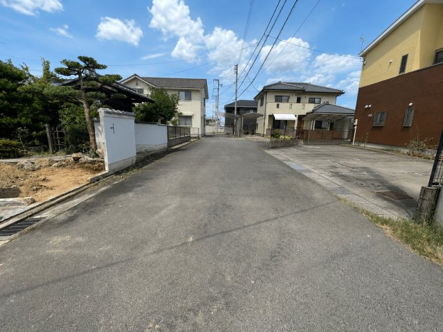 円座町　戸建の前面道路含む現地写真
