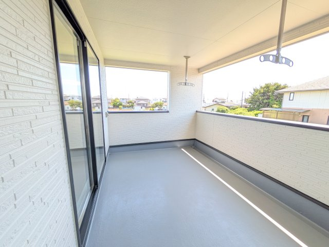 ひたちなか市津田　第3　新築戸建て　4号棟のバルコニー|人気のインナーバルコニー。室内と一体感があり、雨の日のお子様の遊び場や、ペットの安全な外気浴スペースにも最適です♪