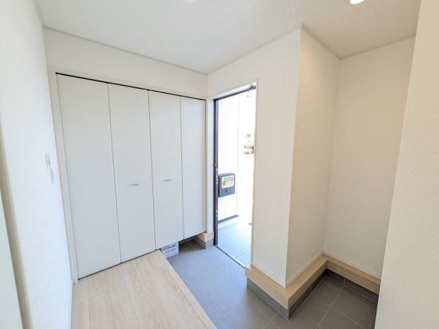ひたちなか市津田　第3　新築戸建て　4号棟の玄関|家族全員の靴がスッキリ片付く大容量シューズボックス完備。お客様を気持ちよく迎えられる、明るく清潔感あふれる玄関です。