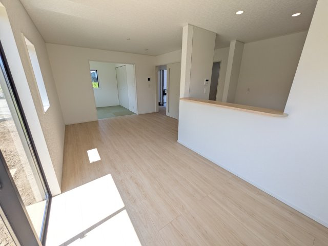 ひたちなか市津田　第3　新築戸建て　4号棟の居間・リビング|家族の会話が自然と弾む、広々としたゆとりのLDK。南西向きの窓からたっぷりの光が射し込む明るく快適な空間です。