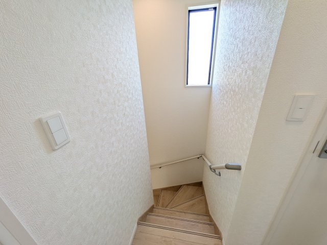 ひたちなか市津田　第3　新築戸建て　4号棟の内装|窓付きで明るい階段は、手すり付きでお子様からご年配の方まで安心して上り下りができます♪