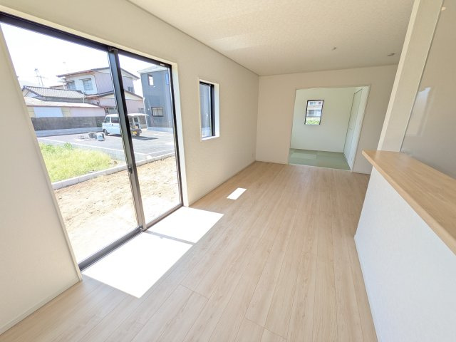 ひたちなか市津田　第3　新築戸建て　4号棟の居間・リビング|居心地の良いデザインと機能性を両立。ご友人を招いたり、趣味を楽しんだり、様々なシーンで活躍する団らんの中心地です。