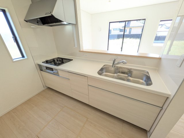 ひたちなか市津田　第3　新築戸建て　4号棟のキッチン|対面式カウンターでリビングとの一体感を演出。使いやすい動線と豊富な収納で、毎日の料理時間も快適に過ごせます。