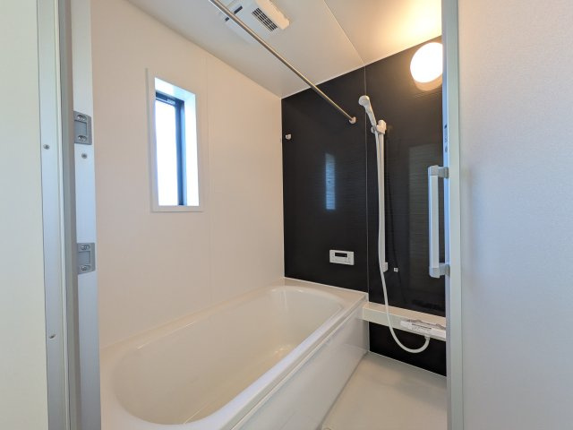 ひたちなか市津田　第3　新築戸建て　4号棟の浴室|1坪タイプのゆったりとしたバスルームは浴室暖房換気乾燥機付きで、どんな季節でも快適なバスタイムを満喫出来ます♪ 窓付きで明るく開放的なところも良いですね！