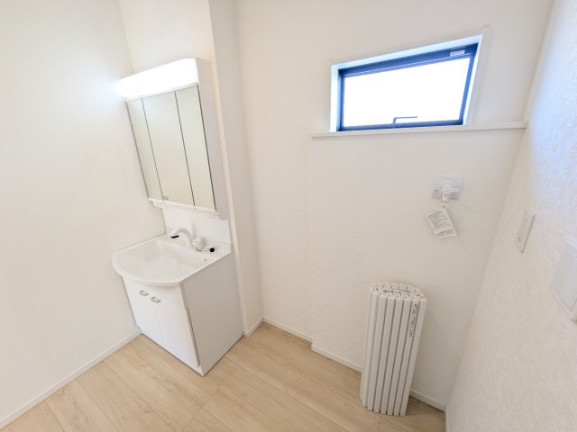 ひたちなか市津田　第3　新築戸建て　4号棟の独立洗面台|三面鏡の洗面化粧台はミラー扉の内側がすべて収納スペースになっており、収納力も魅力的です♪
ボックスティッシュも収納可能で、可変トレイは収納物に応じて高さ調整ができます！
取り外して洗えるので清潔です♪