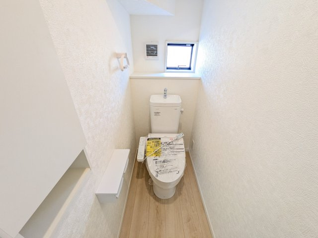 ひたちなか市津田　第3　新築戸建て　4号棟のトイレ|少ない水でもパワフルに洗浄する節水設計。清潔さと機能性を両立させた、毎日気持ち良く使えるトイレ空間です。