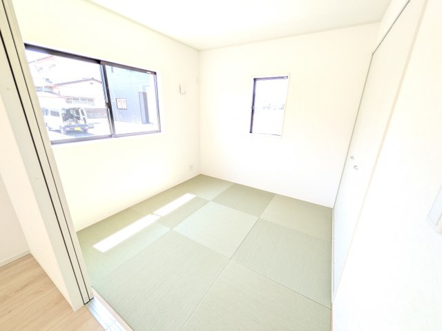 ひたちなか市津田　第3　新築戸建て　4号棟の和室|琉球畳の和室は陽当たりも良く、落ち着ける空間です♪
リビングとの続き間になっているので、お子様の遊ぶスペースやお昼寝などにも使えます！
押し入れもあり収納にも困りません♪