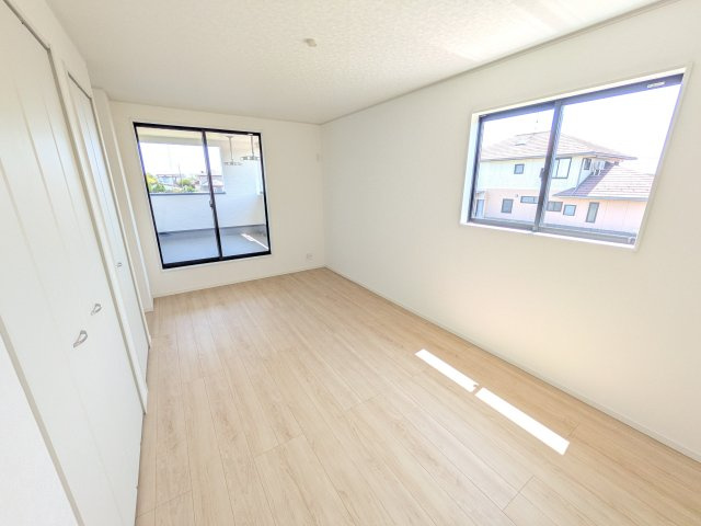 ひたちなか市津田　第3　新築戸建て　4号棟の洋室|バルコニーに面した明るい２面採光で、毎朝爽やかな光を感じられます。