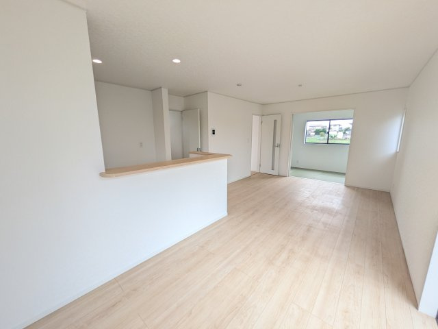 ひたちなか市津田　第3　3号棟　新築戸建の居間・リビング|居心地の良いデザインと機能性を両立。ご友人を招いたり、趣味を楽しんだり、様々なシーンで活躍する団らんの中心地です。