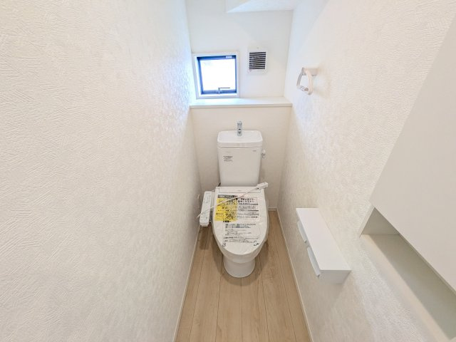 ひたちなか市津田　第3　3号棟　新築戸建のトイレ|少ない水でもパワフルに洗浄する節水設計。清潔さと機能性を両立させた、毎日気持ち良く使えるトイレ空間です。