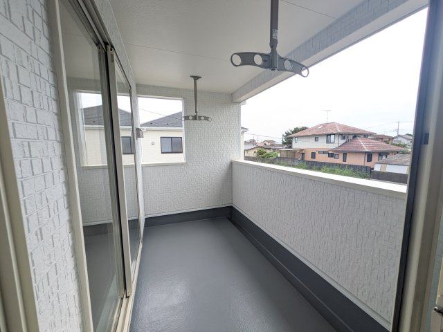 ひたちなか市津田　第3　新築戸建て　2号棟のバルコニー|人気のインナーバルコニー。室内と一体感があり、雨の日のお子様の遊び場や、ペットの安全な外気浴スペースにも最適です♪