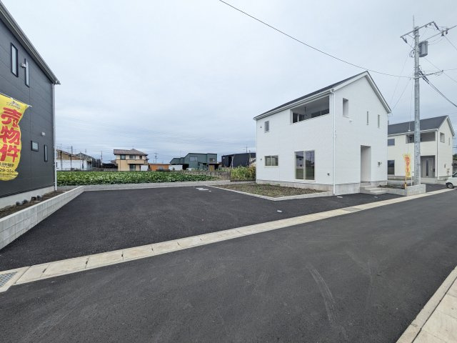 ひたちなか市津田　第3　新築戸建て　2号棟の前面道路含む現地写真|写真だけでは伝わらない快適さを、ぜひ現地で体感しませんか？
即日見学可能です！平日のご案内も可能です♪
お気軽にお問合せまたはお電話ください！
0297-86-8370まで【リアライズ不動産】