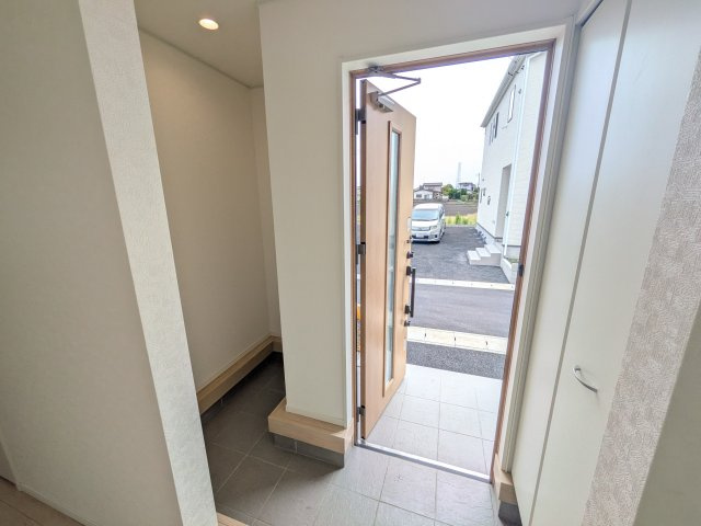 ひたちなか市津田　第3　新築戸建て　2号棟の玄関|家族全員の靴がスッキリ片付く大容量シューズボックス完備。お客様を気持ちよく迎えられる、明るく清潔感あふれる玄関です。