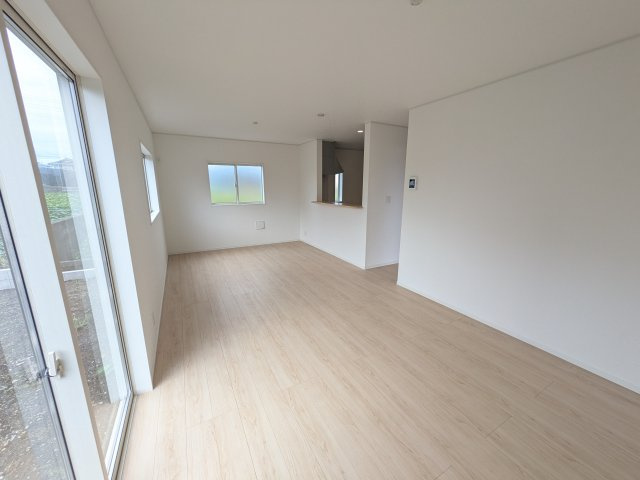 ひたちなか市津田　第3　新築戸建て　2号棟の居間・リビング|家族の会話が自然と弾む、広々としたゆとりのLDK。南西向きの窓からたっぷりの光が射し込む明るく快適な空間です。