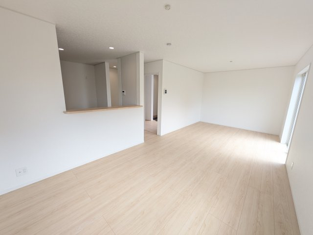 ひたちなか市津田　第3　新築戸建て　2号棟の居間・リビング|居心地の良いデザインと機能性を両立。ご友人を招いたり、趣味を楽しんだり、様々なシーンで活躍する団らんの中心地です。