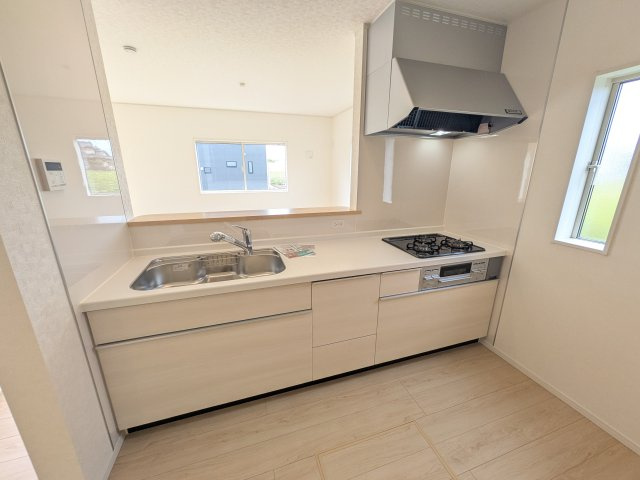 ひたちなか市津田　第3　新築戸建て　2号棟のキッチン|対面式カウンターでリビングとの一体感を演出。使いやすい動線と豊富な収納で、毎日の料理時間も快適に過ごせます。