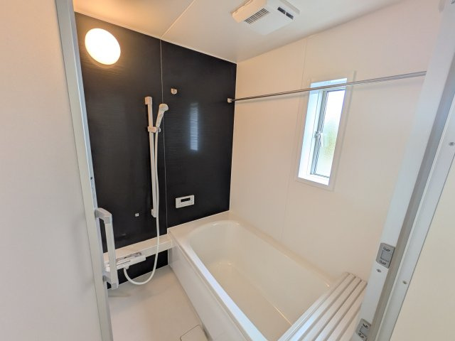 ひたちなか市津田　第3　新築戸建て　2号棟の浴室|1坪タイプのゆったりとしたバスルームは浴室暖房換気乾燥機付きで、どんな季節でも快適なバスタイムを満喫出来ます♪ 窓付きで明るく開放的なところも良いですね！