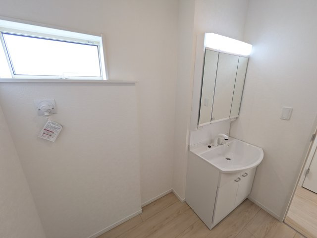 ひたちなか市津田　第3　新築戸建て　2号棟の独立洗面台|三面鏡の洗面化粧台はミラー扉の内側がすべて収納スペースになっており、収納力も魅力的です♪
ボックスティッシュも収納可能で、可変トレイは収納物に応じて高さ調整ができます！
取り外して洗えるので清潔です♪