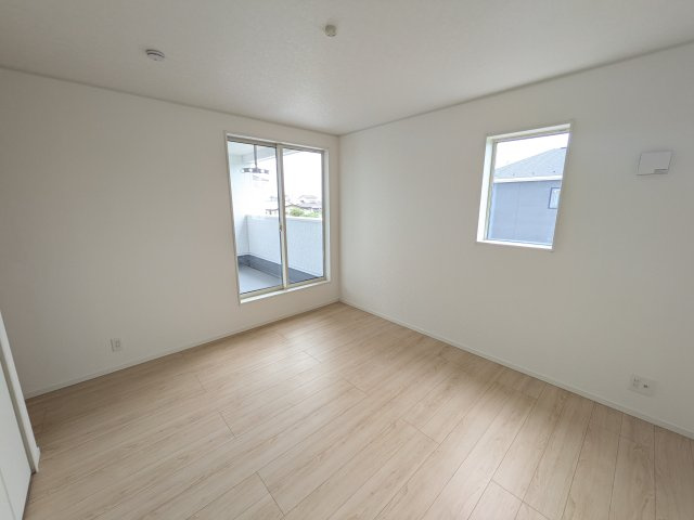 ひたちなか市津田　第3　新築戸建て　2号棟の洋室|バルコニーに面した明るい２面採光で、毎朝爽やかな光を感じられます。