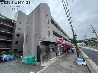 オートロックで外部の人間が簡単に出入りできないため安心です。