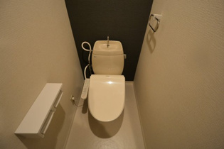 温水洗浄便座付きのトイレです♪