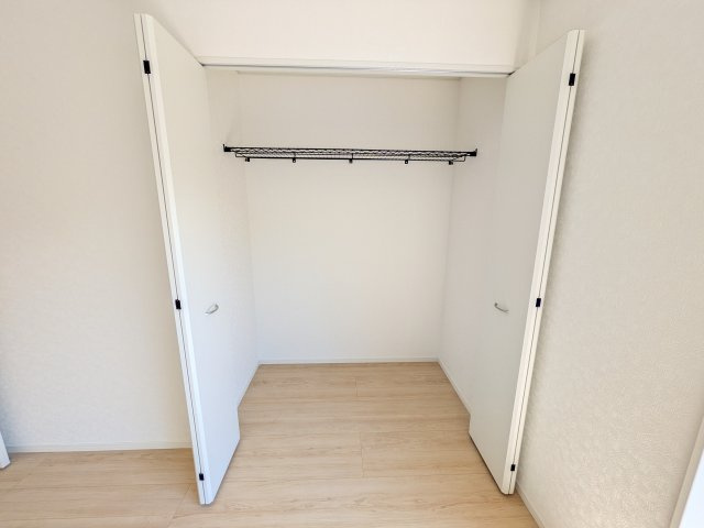那珂市中台　第2　新築戸建て　の収納|大容量のクローゼットを完備。衣類から季節家電までスッキリ片付き、空間を有効活用できます。