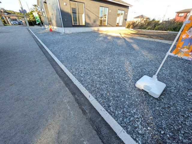 那珂市中台　第2　新築戸建て　の駐車場|駐車6台可能で、出し入れしやすいゆとりのカースペース。
月々の駐車場代が不要な点も大きな魅力です。