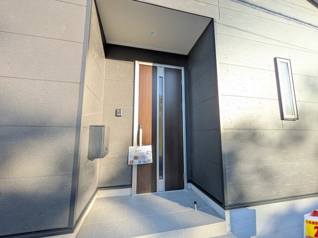 那珂市中台　第2　新築戸建て　の玄関|玄関ドアはカードキーで開閉も楽々♪
スマホでの開錠と施錠も可能です！
玄関上部には人感センサー付きのダウンライトがあるので、夜間の帰宅時に自動で点灯してくれます♪
防犯対策面にも一役買ってくれます！