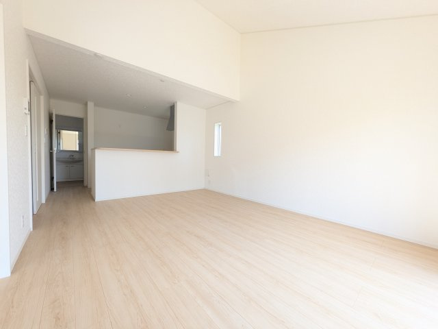 那珂市中台　第2　新築戸建て　の居間・リビング|家族の会話が自然と弾む、広々としたゆとりのLDK。南西向きの窓からたっぷりの光が射し込む明るく快適な空間です。