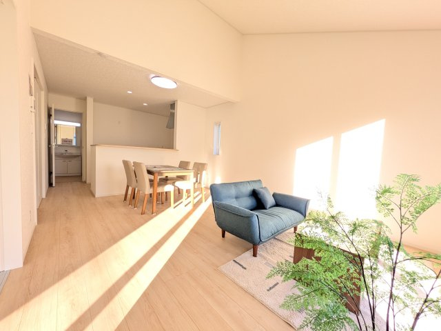 那珂市中台　第2　新築戸建て　の居間・リビング|家族の会話が自然と弾む、広々としたゆとりのLDK。南西向きの窓からたっぷりの光が射し込む明るく快適な空間です。