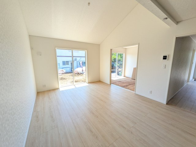 那珂市中台　第2　新築戸建て　の居間・リビング|居心地の良いデザインと機能性を両立。ご友人を招いたり、趣味を楽しんだり、様々なシーンで活躍する団らんの中心地です。