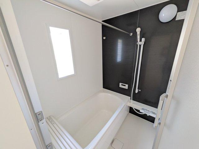 那珂市中台　第2　新築戸建て　の浴室|1坪タイプのゆったりとしたバスルームは浴室暖房換気乾燥機付きで、どんな季節でも快適なバスタイムを満喫出来ます♪ 窓付きで明るく開放的なところも良いですね！